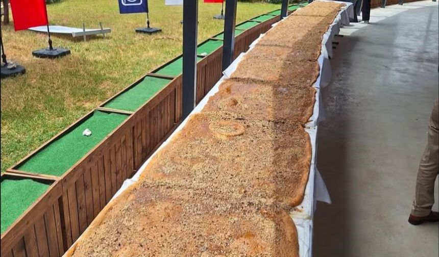 Denizli’de 12 metre 30 santimetreyle dünyanın en büyük ballı, cevizli tahinli pidesi yapıldı