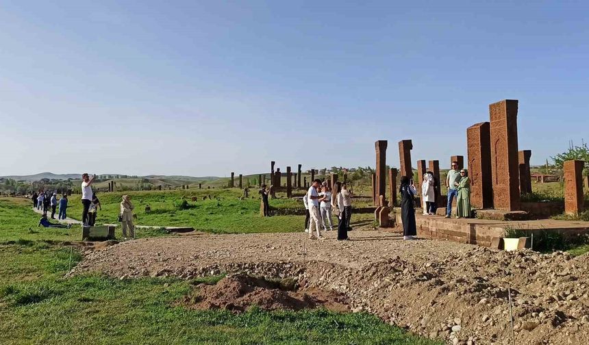 Turizm Sezonunun Başlamasıyla Selçuklu Mezarlığı Yoğun Günler Yaşıyor